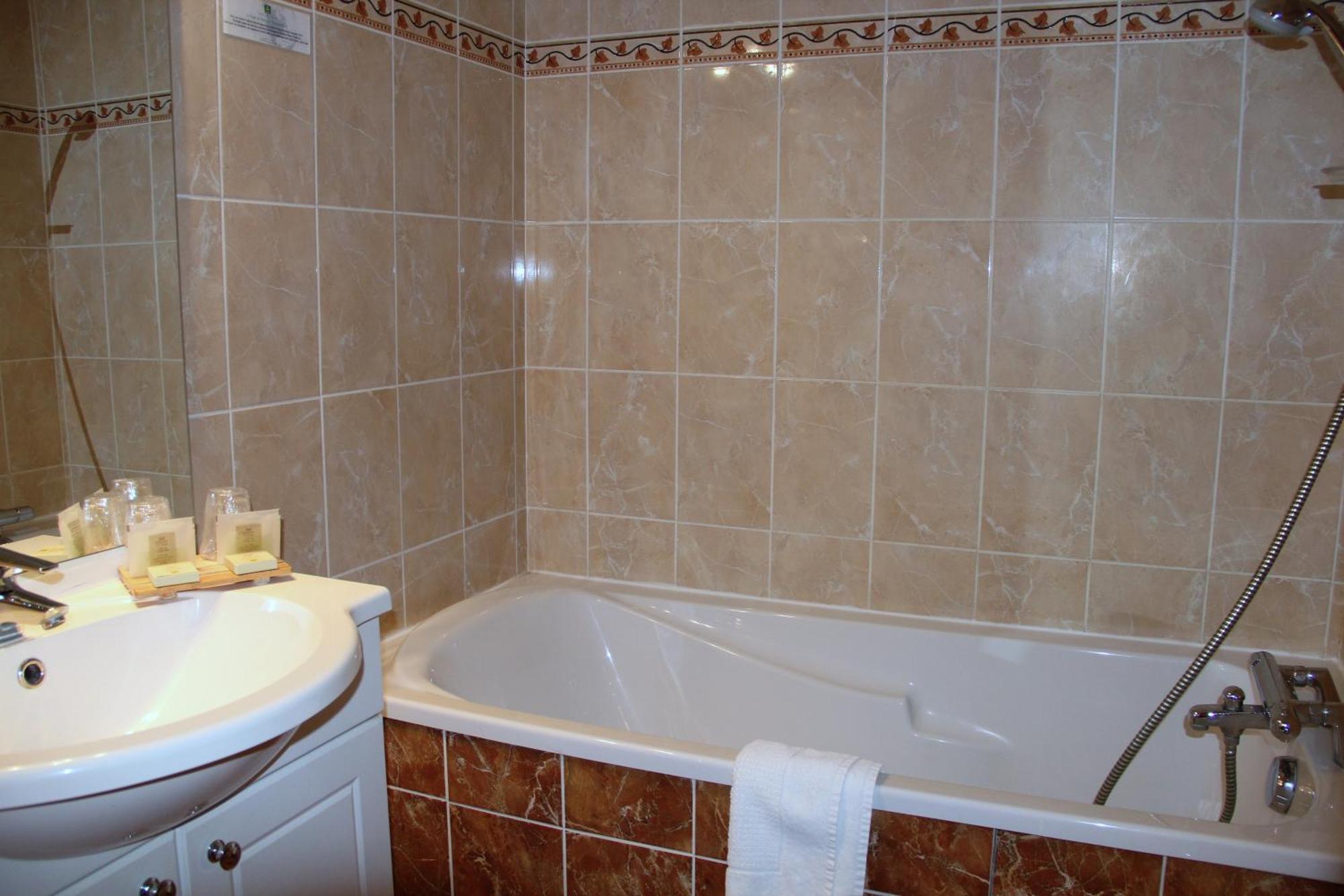 Logis Des Trois Maures Hotel Couches Екстериор снимка