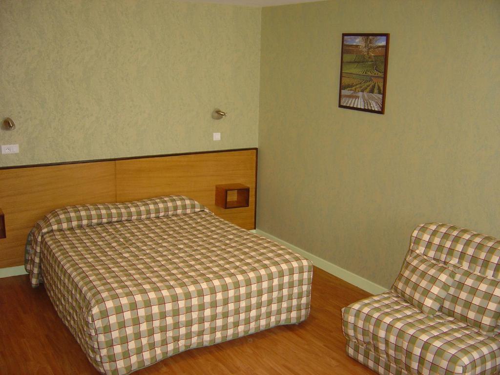 Logis Des Trois Maures Hotel Couches Екстериор снимка