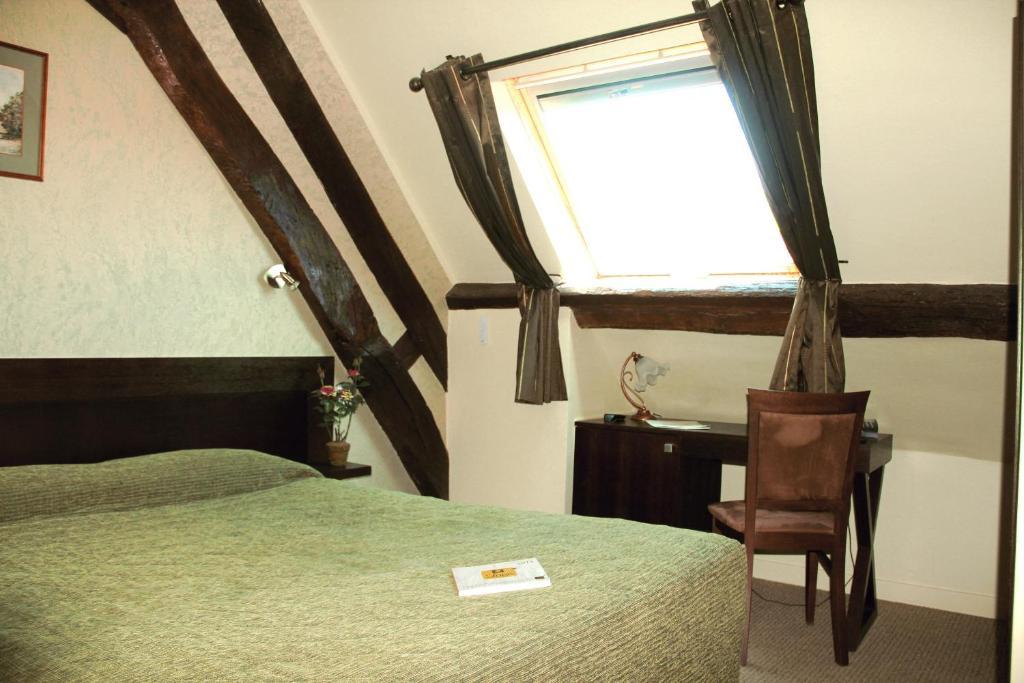 Logis Des Trois Maures Hotel Couches Стая снимка