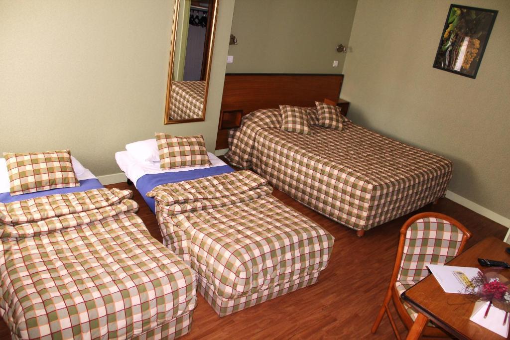 Logis Des Trois Maures Hotel Couches Стая снимка