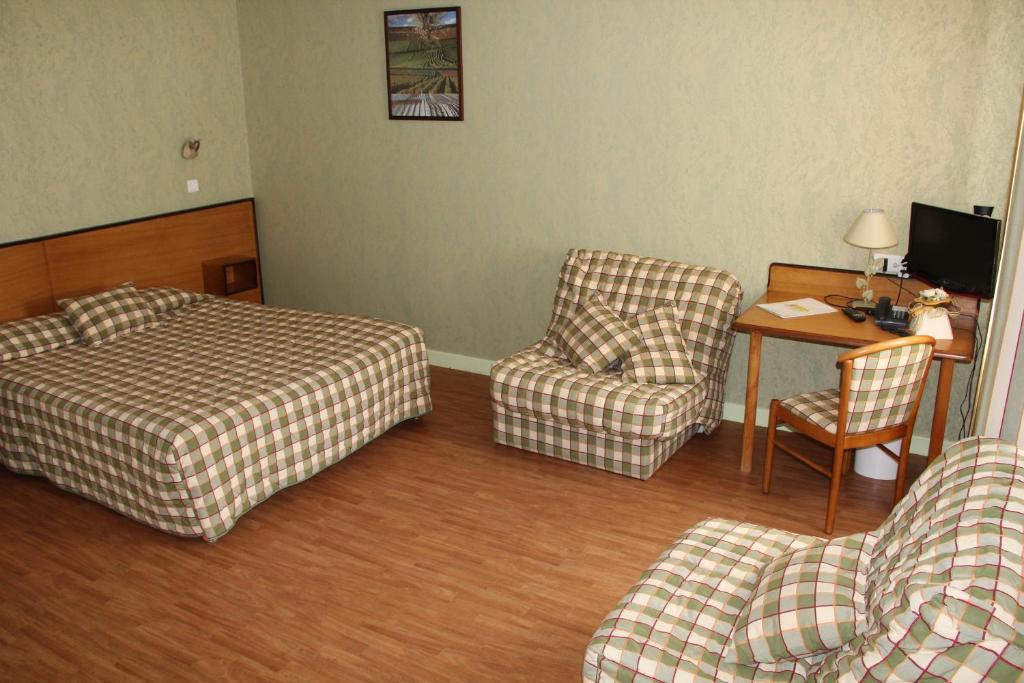 Logis Des Trois Maures Hotel Couches Стая снимка