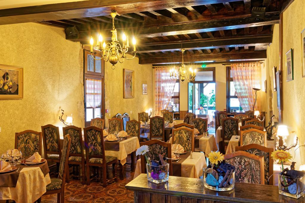 Logis Des Trois Maures Hotel Couches Екстериор снимка