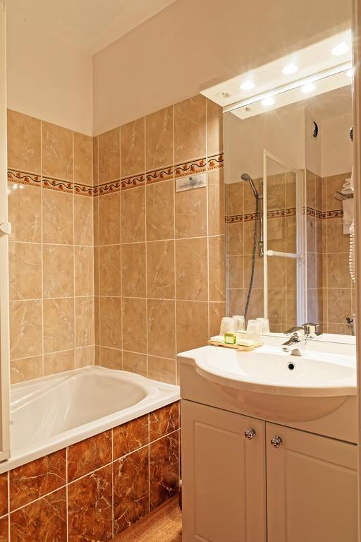 Logis Des Trois Maures Hotel Couches Екстериор снимка